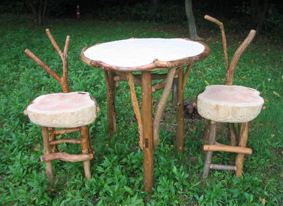 流木とタイルを組み合た丸テーブルに、流木の切り株の椅子をセットにした、ナチュラルなテーブルセット